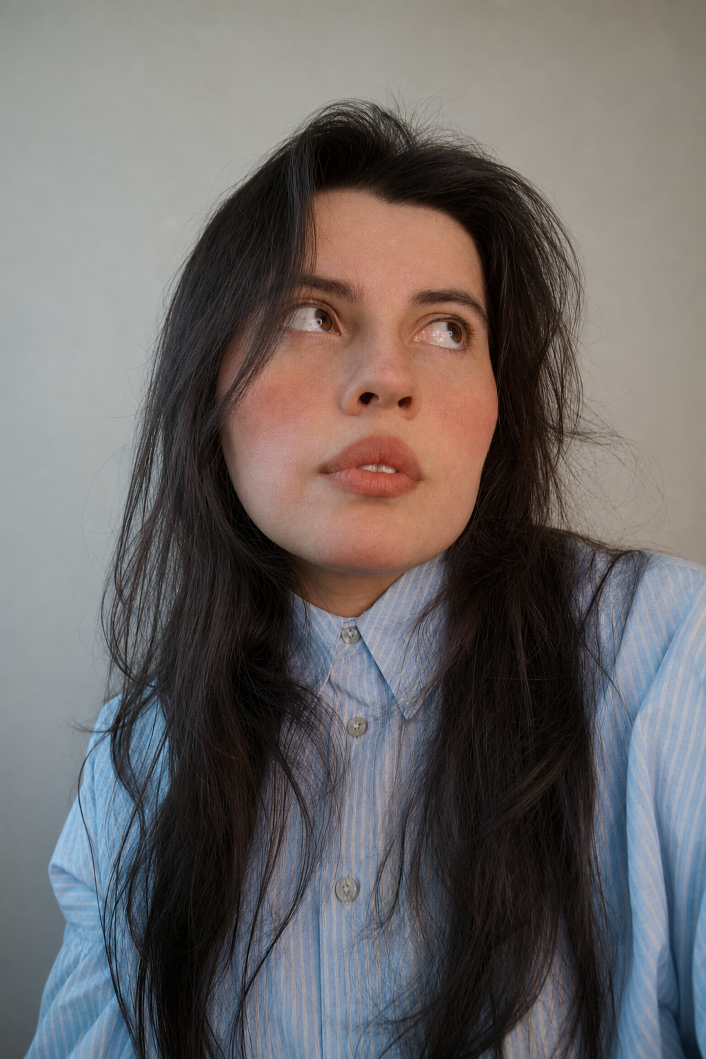 Kathryn Zorat usando camisa azul
